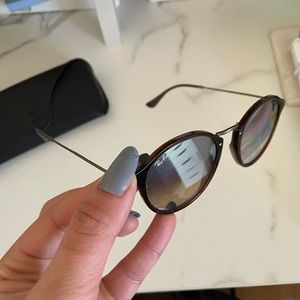 Ray Ban round fleck sunglasses